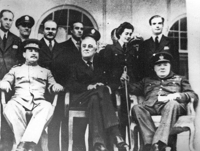Сталин И.В., Рузвельт Ф., Черчилль У. фотографируются для прессы в дни работы Тегеранской конференции 1943.jpg